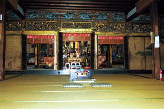 富田林道場とも呼ばれ、本堂内部は外陣が内陣に比して大きいのが特徴。