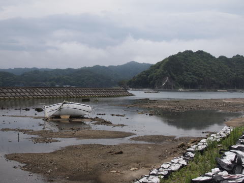 仮の防潮堤（土嚢）の背後