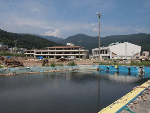 写真　海際に建つ越喜来小学校