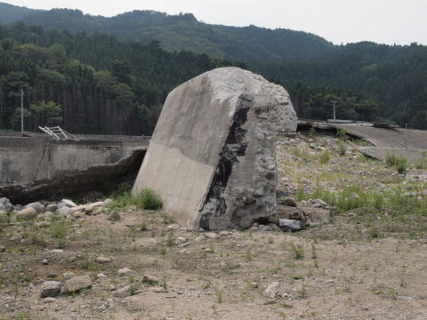 護岸堤か防潮堤の崩壊