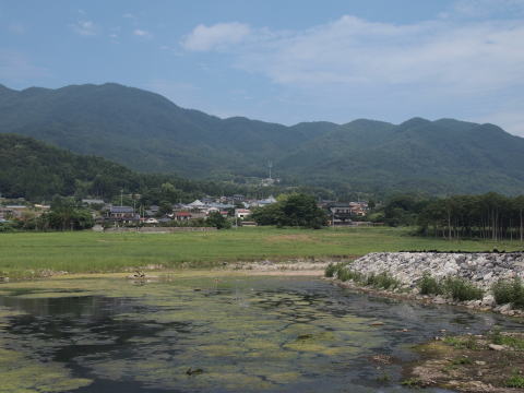 低地の農地と高台の集落