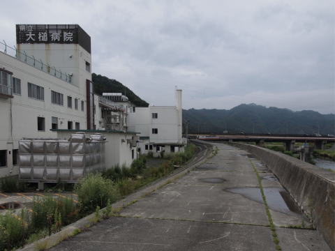 大槌川沿いの大槌病院