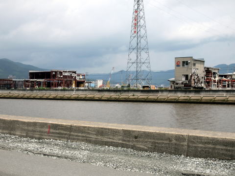 水路対岸の被災状況