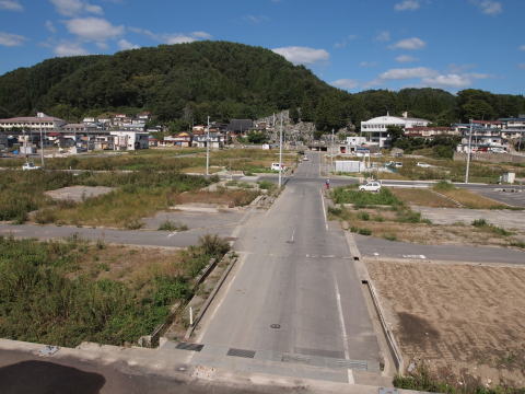 防潮堤より望む市街地(1)