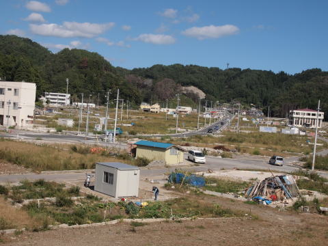 防潮堤より望む市街地(2)