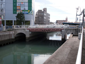 写真4　新田間川に架かる新田間橋の例で、中央が桁橋、両サイドがアーチ橋　中村川に架かる吉野橋も同じ構造である。