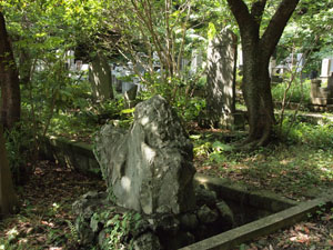 写真2　手前の自然石が大震災横死者追悼之碑で、背後に3基の石碑がある