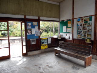 比較的広い川平の待合室。駅ノートや映画関連のものも置かれている。