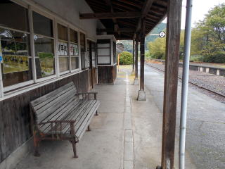川平のホームにある木製のベンチ。この駅では少女漫画原作の映画のロケ地になったことがある。
