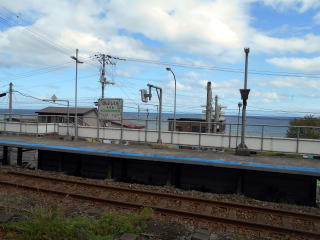 本石倉のホームから見える噴火湾。駅周辺には狭い平地に造られた漁港立地の集落がある。