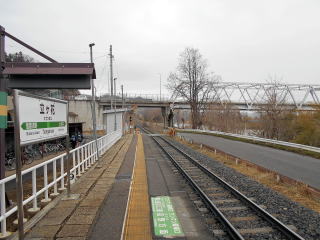 飯山線の立ヶ花駅。高台にある立ヶ花橋は利用者にとっても重要な橋となっている。