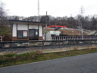 立ヶ花の待合室。子供のころスキーをしに、バスで志賀高原に向かう途中で見かけたのがこの駅だった。