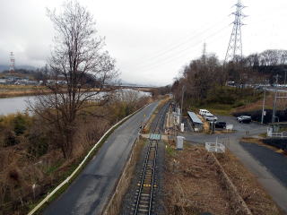 立ヶ花は千曲川沿いにある駅だ。昔の立ヶ花橋は、この旧道から架かっていた。