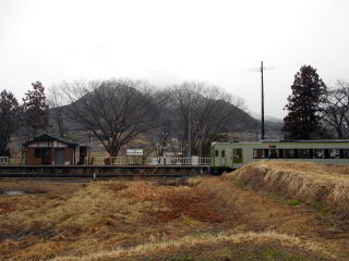 蓮に停車中の飯山線のディゼルカー。高杜山の姿が美しい絶景の駅でもある。