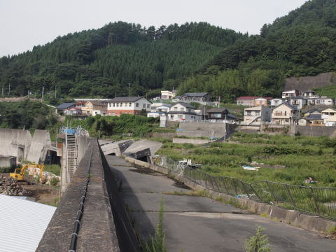 >破壊された防潮堤
