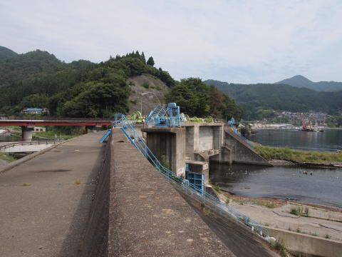 防潮堤と片岸川の水門