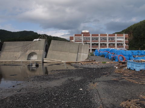 赤浜　破壊された防潮堤