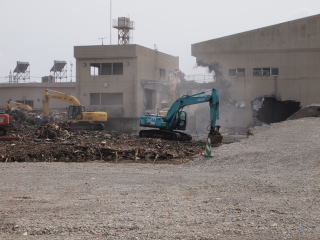 写真　コンクリート建物の解体作業