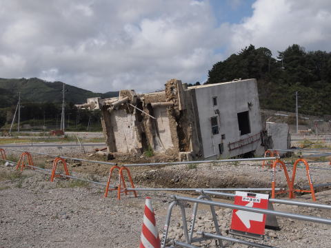 写真2　倒壊した女川交番