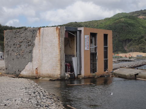 写真4　倒壊した建物　女川サプリメント