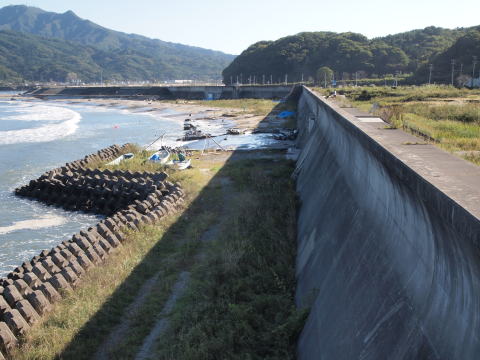 海岸線に沿って続く防潮堤