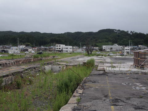 JR山田駅の駅舎跡とプラットホーム