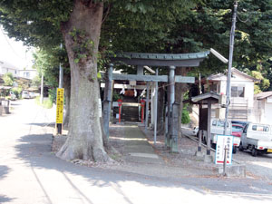 写真1　春日神社　参道と鳥居（鳥居は2組あり、奥側が石の鳥居）
