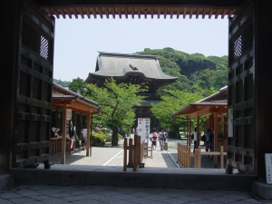 写真　建長寺総門から三門を望む