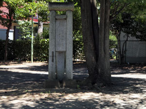 写真3　震災記念碑を正面から望む　石材は花崗岩で白っぽい