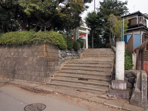 写真1　寒川社入口　門柱には「寒川社」とある