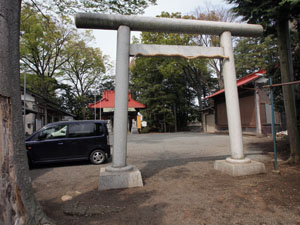 鳥居の奥に社殿があり、その右隣の樹下に大震災紀念碑がある