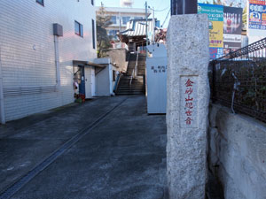 金砂山観音　門柱から社殿を望む