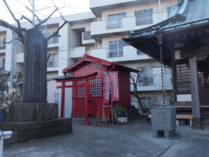 観音堂の左側にあるのが嗚呼九月一日碑