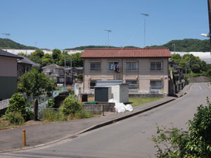 写真1　石碑周辺状況　石碑は写真の左端付近に黒く写っている