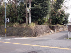写真1　震災供養塔は石垣に囲まれた広場の一角にある