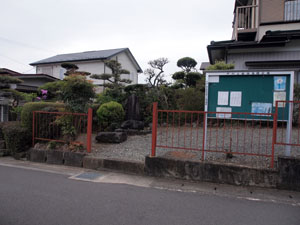 写真1　全景　石碑は住宅地の一角にある