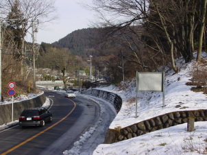 地震峠と案内板