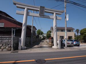 写真1　一之宮八幡大神神社の一の鳥居から参道・社殿を望む