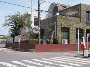 写真1　倉見神社　赤矢印の位置に大震災記念碑がある