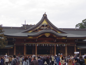 写真5　参拝者で賑わう寒川神社境内