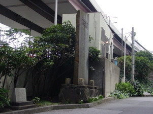 記念碑と説明碑文