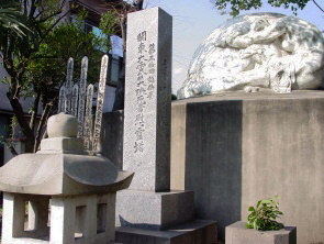  蔵魄塔と慰霊塔