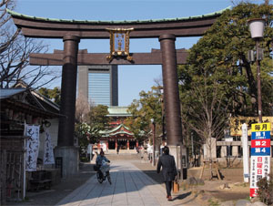 写真1　富岡八幡宮　鳥居付近より参道・社殿を望む