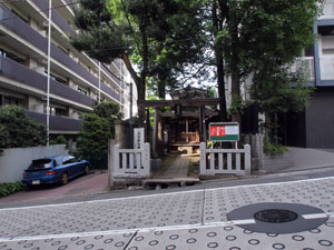 写真1　古壽老稲荷神社　ビルの谷間にある神社