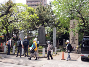 写真4　供養塔などの石碑群