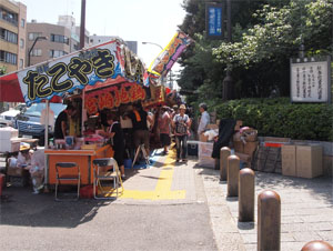 写真7　歩道に並ぶ屋台や出店