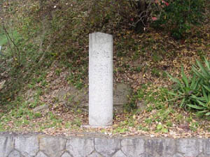 鳥居の左手側にある記念碑