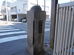 写真12　市場橋の親柱（右岸下流側）