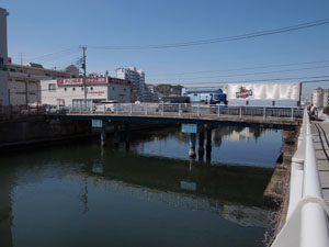 写真19　新山下運河に架かる鴎橋