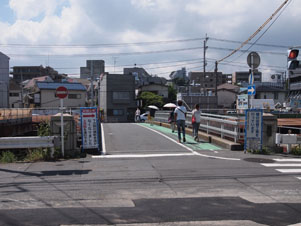 写真6　掘割川の左岸側より天神橋を望む
